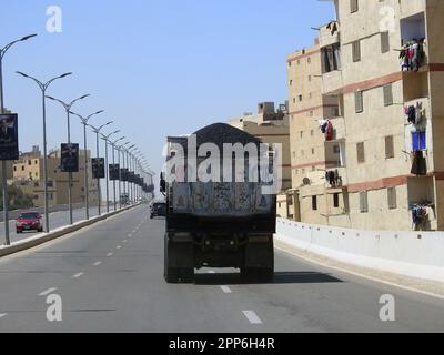 Le Caire, l'Egypte, le 16 avril 2023: Un camion avec bitume Asphalt, une forme collante, noire, liquide très visqueux ou semi-solide de pétrole, asphaltum, trouvé dans Banque D'Images