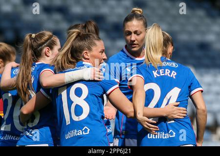 Glasgow, Royaume-Uni. 22nd avril 2023. La demi-finale de la coupe écossaise des femmes a eu lieu à Hampden Park Glasgow, en Écosse, au Royaume-Uni, entre Rangers et Motherwell. Les Rangers ont gagné 2 - 0 avec des buts de HANNAH DAVIDSON (no 5) en 17 minutes et CHELSEA CORNET (no 18) en 88 minutes. Les Rangers entrent ensuite dans la finale pour jouer le gagnant entre Celtic et Glasgow City. Image est des joueurs de Rangers qui célèbrent après le deuxième but, Cornet est le numéro 18. Crédit : Findlay/Alay Live News Banque D'Images