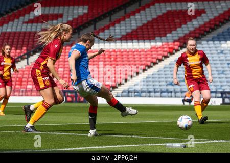 Glasgow, Royaume-Uni. 22nd avril 2023. La demi-finale de la coupe écossaise des femmes a eu lieu à Hampden Park Glasgow, en Écosse, au Royaume-Uni, entre Rangers et Motherwell. Les Rangers ont gagné 2 - 0 avec des buts de HANNAH DAVIDSON (no 5) en 17 minutes et CHELSEA CORNET (no 18) en 88 minutes. Les Rangers entrent ensuite dans la finale pour jouer le gagnant entre Celtic et Glasgow City. Crédit : Findlay/Alay Live News Banque D'Images