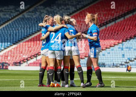 Glasgow, Royaume-Uni. 22nd avril 2023. La demi-finale de la coupe écossaise des femmes a eu lieu à Hampden Park Glasgow, en Écosse, au Royaume-Uni, entre Rangers et Motherwell. Les Rangers ont gagné 2 - 0 avec des buts de HANNAH DAVIDSON (no 5) en 17 minutes et CHELSEA CORNET (no 18) en 88 minutes. Les Rangers entrent ensuite dans la finale pour jouer le gagnant entre Celtic et Glasgow City. L'image est celle des joueurs des Rangers qui célèbrent après que Davidson ait marqué le premier but. Crédit : Findlay/Alay Live News Banque D'Images