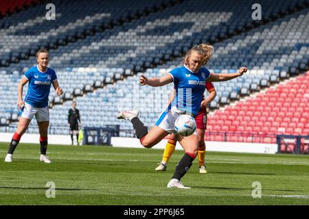 Glasgow, Royaume-Uni. 22nd avril 2023. La demi-finale de la coupe écossaise des femmes a eu lieu à Hampden Park Glasgow, en Écosse, au Royaume-Uni, entre Rangers et Motherwell. Les Rangers ont gagné 2 - 0 avec des buts de HANNAH DAVIDSON (no 5) en 17 minutes et CHELSEA CORNET (no 18) en 88 minutes. Les Rangers entrent ensuite dans la finale pour jouer le gagnant entre Celtic et Glasgow City. Crédit : Findlay/Alay Live News Banque D'Images