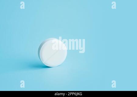 Concept de soins de santé en pharmacie. Gros plan de la pilule sur fond bleu. Banque D'Images
