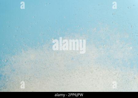 Sel de mer blanc dans un bol isolé sur la vue bleue du dessus Banque D'Images