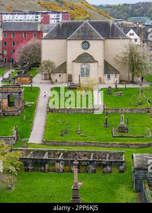 Vue de l'extérieur arrière de l'église Canongate et cimetière avec les anciennes tombes, Royal Mile, Edinburgh, Écosse, Royaume-Uni Banque D'Images