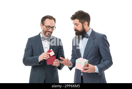 Les gens d'affaires célèbrent les vacances. Concept de fête d'entreprise. Cadeau de taille basse barbu acheté. Achats de vacances. Achetez des cadeaux. Préparé quelque chose de spécial Banque D'Images