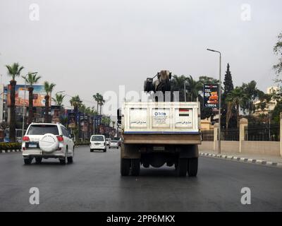 Le Caire, l'Egypte, 8 avril 2023: Chariot élévateur de maintenance avec une grue de levage mécanique équipée avec un câble pour soulever des objets lourds Tetra transport tru Banque D'Images