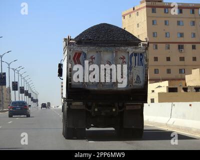 Le Caire, l'Egypte, le 16 avril 2023: Un camion avec bitume Asphalt, une forme collante, noire, liquide très visqueux ou semi-solide de pétrole, asphaltum, trouvé dans Banque D'Images