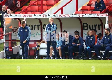 Oakwell Stadium, Barnsley, Angleterre - 22nd avril 2023 le directeur de Liam Manning d'Oxford est très réfléchi - pendant le jeu Barnsley v Oxford United, Sky Bet League One, 2022/23, Oakwell Stadium, Barnsley, Angleterre - 22nd avril 2023 crédit: Arthur Haigh/WhiteRosePhotos/Alay Live News Banque D'Images