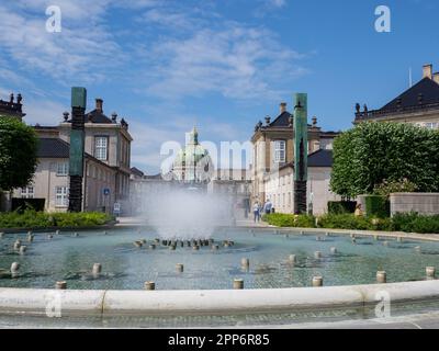 Copenhague, Danemark - juillet 2021 : Fontaine d'Amaliehaven, Église de marbre et Palac Amalienborg entourant la cour. Europe Banque D'Images