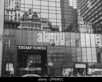 La Trump Tower de New York en noir et blanc Banque D'Images