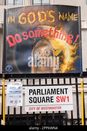 Londres, Royaume-Uni . 22nd avril 2023. La rébellion de l'extinction, la Grande, jour 2 ( samedi). Il a participé à la « Grande Marche pour la biodiversité » qui s'est terminée par une « mort ». Des membres de la Brigade "Red Rebel" et "Green Spirit" étaient présents, Londres Royaume-Uni image garyroberts/worldwidefeatures.com Credit: GaryRobertschography/Alay Live News Credit: GaryRobertschography/Alay Live News Banque D'Images