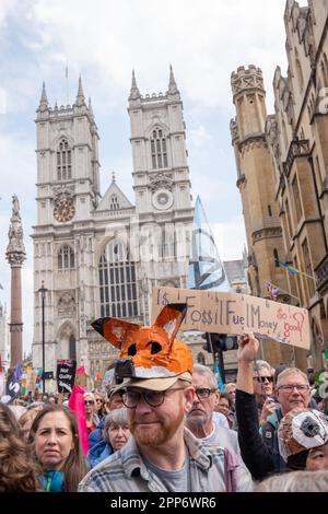 Londres, Royaume-Uni . 22nd avril 2023. Un homme avec un masque de renard à l'extérieur de la rébellion d'extinction de l'abbaye de Westminster, le Big One, jour 2 ( samedi). Il a participé à la « Grande Marche pour la biodiversité » qui s'est terminée par une « mort ». Des membres de la Brigade "Red Rebel" et "Green Spirit" étaient présents, Londres Royaume-Uni image garyroberts/worldwidefeatures.com Credit: GaryRobertschography/Alay Live News Credit: GaryRobertschography/Alay Live News Banque D'Images