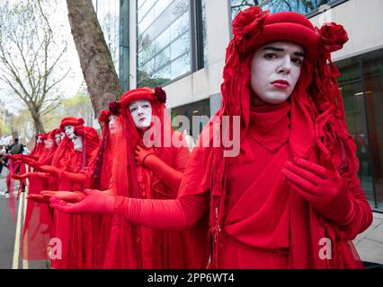 Londres, Royaume-Uni . 22nd avril 2023. 'Brigade des rebelles rouges' à la rébellion d'extinction, le Big One, jour 2 , (samedi). Il a participé à la « Grande Marche pour la biodiversité » qui s'est terminée par une « mort ». Des membres de la Brigade "Red Rebel" et "Green Spirit" y ont assisté, le 22 avril 2023.Londres Royaume-Uni image garyroberts/worldwidefeatures.com Credit: GaryRobertschography/Alay Live News Credit: GaryRobertschography/Alay Live News Banque D'Images