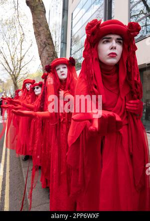 Londres, Royaume-Uni . 22nd avril 2023. 'Brigade des rebelles rouges' à la rébellion d'extinction, le Big One, jour 2 , (samedi). Il a participé à la « Grande Marche pour la biodiversité » qui s'est terminée par une « mort ». Des membres de la Brigade "Red Rebel" et "Green Spirit" y ont assisté, le 22 avril 2023.Londres Royaume-Uni image garyroberts/worldwidefeatures.com Credit: GaryRobertschography/Alay Live News Credit: GaryRobertschography/Alay Live News Banque D'Images