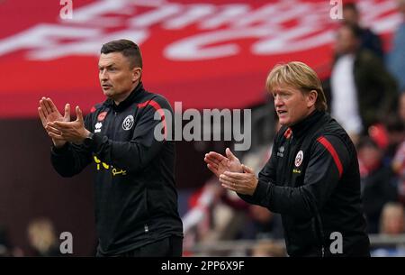 Paul Heckingbottom, directeur de Sheffield United (à gauche), accompagné de Stuart McCall, assistant, lors du match de demi-finale de la coupe Emirates FA au stade Wembley, Londres. Date de la photo: Samedi 22 avril 2023. Banque D'Images