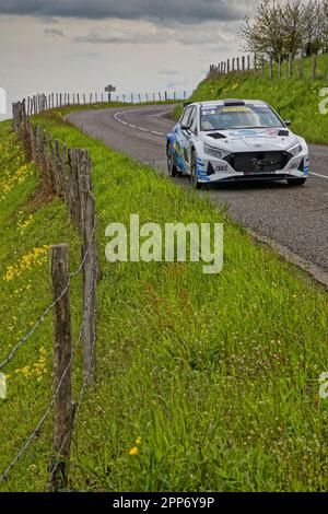 SAINT-ROMAIN, FRANCE, 21 avril 2023 : le rallye Rhône-Charbonnières se déroule sur les routes de Lyon pour le championnat français. C'est l'un des plus anciens Banque D'Images