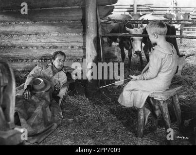 Alan Ladd Brandon de Wilde scène B/W Shane 1953 Directeur George Stevens roman Jack Shaeffer Costume Design Edith Head Paramount Pictures Banque D'Images