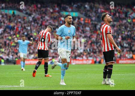 Londres, Royaume-Uni. 22nd avril 2023. Riyad Mahrez, de Manchester City (c) célèbre après qu'il a mis ses équipes dans le but 3rd de terminer son tour de chapeau. The Emirates FA Cup, demi-finale, Manchester City et Sheffield Utd au stade Wembley à Londres, le samedi 22nd avril 2023. Usage éditorial uniquement. photo par Andrew Orchard/Andrew Orchard sports photographie/Alamy Live News crédit: Andrew Orchard sports photographie/Alamy Live News Banque D'Images