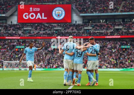 Londres, Royaume-Uni. 22nd avril 2023. Riyad Mahrez de Manchester City (26) fête avec ses coéquipiers après qu'il a mis ses équipes dans le but 3rd de terminer son tour de chapeau. The Emirates FA Cup, demi-finale, Manchester City et Sheffield Utd au stade Wembley à Londres, le samedi 22nd avril 2023. Usage éditorial uniquement. photo par Andrew Orchard/Andrew Orchard sports photographie/Alamy Live News crédit: Andrew Orchard sports photographie/Alamy Live News Banque D'Images