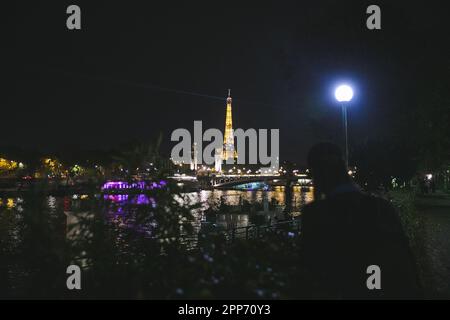 Vue sur la Tour Eiffel la nuit de l'autre côté de la Seine à Paris, en France, lors d'une soirée claire Banque D'Images