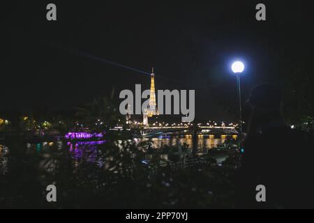 Vue sur la Tour Eiffel la nuit de l'autre côté de la Seine à Paris, en France, lors d'une soirée claire Banque D'Images