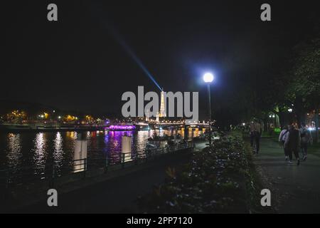 Vue sur la Tour Eiffel la nuit de l'autre côté de la Seine à Paris, en France, lors d'une soirée claire Banque D'Images