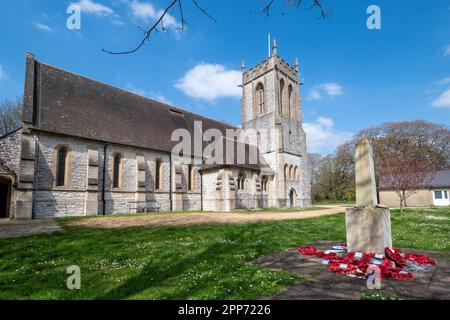 St Edward l'église confesseur à Netley, près de Southampton, Hampshire, Angleterre, Royaume-Uni, avec un mémorial de guerre et des couronnes de pavot Banque D'Images