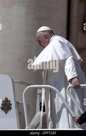 Vatican, Vatican, le 22 avril 2023. Le pape François rencontre des participants au pèlerinage d'action de grâce pour la béatification d'Armida Barelli sur la place Saint-Pierre au Vatican. Maria Grazia Picciarella/Alamy Live News Banque D'Images