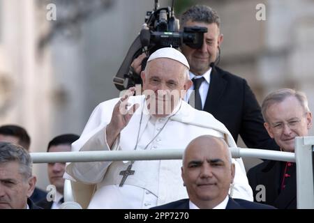 Vatican, Vatican, le 22 avril 2023. Le pape François rencontre des participants au pèlerinage d'action de grâce pour la béatification d'Armida Barelli sur la place Saint-Pierre au Vatican. Maria Grazia Picciarella/Alamy Live News Banque D'Images