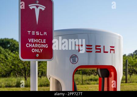 Station de charge de véhicule Tesla à Buc-ees à Warner Robins, Géorgie. (ÉTATS-UNIS) Banque D'Images