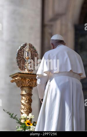 Vatican, Vatican, le 22 avril 2023. Le pape François rencontre des participants au pèlerinage d'action de grâce pour la béatification d'Armida Barelli sur la place Saint-Pierre au Vatican. Maria Grazia Picciarella/Alamy Live News Banque D'Images