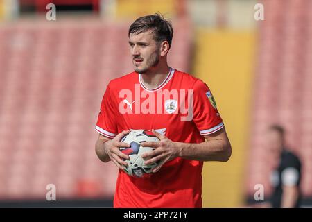 Liam Kitching #5 de Barnsley pendant le match Sky Bet League 1 Barnsley vs Oxford United à Oakwell, Barnsley, Royaume-Uni, 22nd avril 2023 (photo par Alfie Cosgrove/News Images) Banque D'Images