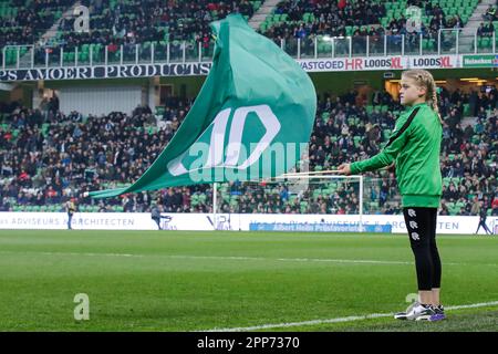 Groningen, pays-Bas. 22nd avril 2023. GRONINGEN, PAYS-BAS - AVRIL 22: Youn Girl du FC Groningen agitant un drapeau pendant le match Eredivisiie entre le FC Groningen et N.C.A. à Euroborg sur 22 avril 2023 à Groningen, pays-Bas (photo de Broer van den Boom/Orange Pictures) Credit: Orange pics BV/Alay Live News Banque D'Images