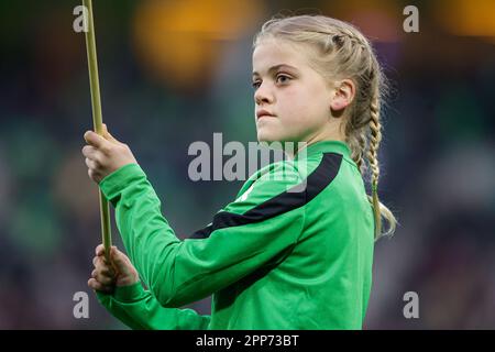 Groningen, pays-Bas. 22nd avril 2023. GRONINGEN, PAYS-BAS - AVRIL 22: Youn Girl du FC Groningen agitant un drapeau pendant le match Eredivisiie entre le FC Groningen et N.C.A. à Euroborg sur 22 avril 2023 à Groningen, pays-Bas (photo de Broer van den Boom/Orange Pictures) Credit: Orange pics BV/Alay Live News Banque D'Images