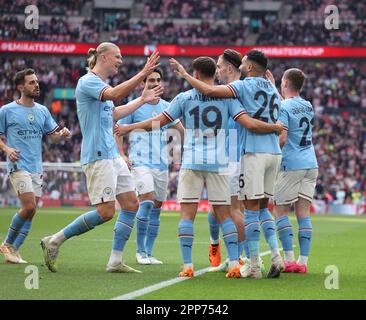 Londres, Royaume-Uni. 22nd avril 2023. Les joueurs de la ville célèbrent après que Riyad Mahrez (MC) ait marqué son troisième but de la ville (3-0) lors du match semi-final de la coupe Emirates FA Manchester City / Sheffield United au stade Wembley, Londres, Royaume-Uni, le 22nd avril 2023. Crédit : Paul Marriott/Alay Live News Banque D'Images