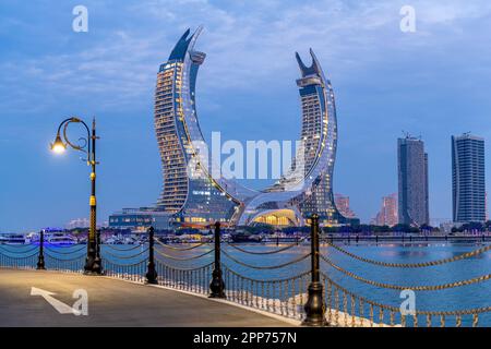 Les bâtiments de Katara ont vue sur le parc de la marina de Lusail. Tour Crescent Banque D'Images