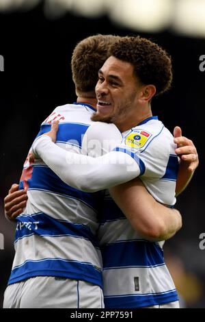 Burnley, Royaume-Uni. 22nd avril 2023. Jake Clarke-Salter et Luke Amos, des Queens Park Rangers, célèbrent à plein temps le match du championnat Sky Bet à Turf Moor, Burnley. Crédit photo à lire: Gary Oakley/Sportimage crédit: Sportimage Ltd/Alay Live News Banque D'Images