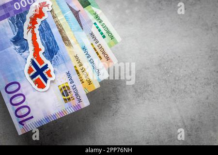 Norvège argent et emblème national, fond gris, espace de copie, plat, fond financier Banque D'Images