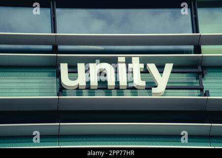 Vilnius, Lituanie - 9 novembre 2022 : logo Unity sur le bâtiment des bureaux. Unity technologies est une société américaine de développement de logiciels de jeux vidéo Banque D'Images