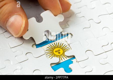 Drapeau argentin parmi les pièces de puzzle blanches Banque D'Images