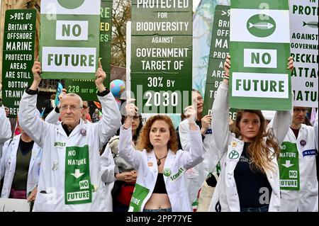 Londres, Royaume-Uni. 22nd avril 2023. Londres, Royaume-Uni. Rébellion d'extinction « The Big One », deuxième jour d'un événement de quatre jours. Manifestation climatique du jour de la Terre, Westminster. Credit: michael melia/Alay Live News Credit: michael melia/Alay Live News Banque D'Images