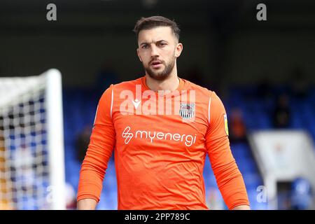 Birkenhead, Royaume-Uni. 22nd avril 2023. Max Crocombe, le gardien de but de Grimsby Town, regarde dessus. EFL Skybet deuxième match de football, Tranmere Rovers / Grimsby Town à Prenton Park, Birkenhead, Wirral le samedi 22nd avril 2023. Cette image ne peut être utilisée qu'à des fins éditoriales. Utilisation éditoriale uniquement, licence requise pour une utilisation commerciale. Aucune utilisation dans les Paris, les jeux ou les publications d'un seul club/ligue/joueur.pic par Chris Stading/Andrew Orchard sports Photography/Alamy Live News crédit: Andrew Orchard sports Photography/Alamy Live News Banque D'Images