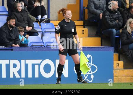 Birkenhead, Royaume-Uni. 22nd avril 2023. Helen Edwards, adjointe aux arbitres, s'intéresse à elle. EFL Skybet deuxième match de football, Tranmere Rovers / Grimsby Town à Prenton Park, Birkenhead, Wirral le samedi 22nd avril 2023. Cette image ne peut être utilisée qu'à des fins éditoriales. Utilisation éditoriale uniquement, licence requise pour une utilisation commerciale. Aucune utilisation dans les Paris, les jeux ou les publications d'un seul club/ligue/joueur.pic par Chris Stading/Andrew Orchard sports Photography/Alamy Live News crédit: Andrew Orchard sports Photography/Alamy Live News Banque D'Images