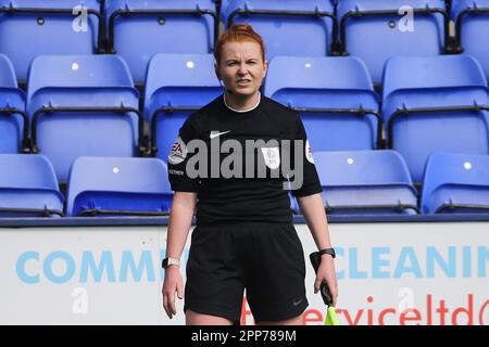 Birkenhead, Royaume-Uni. 22nd avril 2023. Helen Edwards, adjointe aux arbitres, s'intéresse à elle. EFL Skybet deuxième match de football, Tranmere Rovers / Grimsby Town à Prenton Park, Birkenhead, Wirral le samedi 22nd avril 2023. Cette image ne peut être utilisée qu'à des fins éditoriales. Utilisation éditoriale uniquement, licence requise pour une utilisation commerciale. Aucune utilisation dans les Paris, les jeux ou les publications d'un seul club/ligue/joueur.pic par Chris Stading/Andrew Orchard sports Photography/Alamy Live News crédit: Andrew Orchard sports Photography/Alamy Live News Banque D'Images