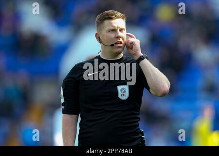 Birkenhead, Royaume-Uni. 22nd avril 2023. L'arbitre Marc Edwards regarde dessus. EFL Skybet deuxième match de football, Tranmere Rovers / Grimsby Town à Prenton Park, Birkenhead, Wirral le samedi 22nd avril 2023. Cette image ne peut être utilisée qu'à des fins éditoriales. Utilisation éditoriale uniquement, licence requise pour une utilisation commerciale. Aucune utilisation dans les Paris, les jeux ou les publications d'un seul club/ligue/joueur.pic par Chris Stading/Andrew Orchard sports Photography/Alamy Live News crédit: Andrew Orchard sports Photography/Alamy Live News Banque D'Images