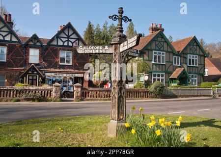 Panneau en bois dans la ville historique d'Albury, près de Guildford, Surrey, Angleterre Banque D'Images