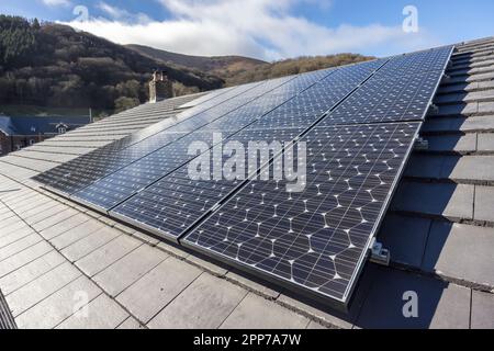 Panneaux solaires sur le toit de la maison, pays de Galles, Royaume-Uni Banque D'Images