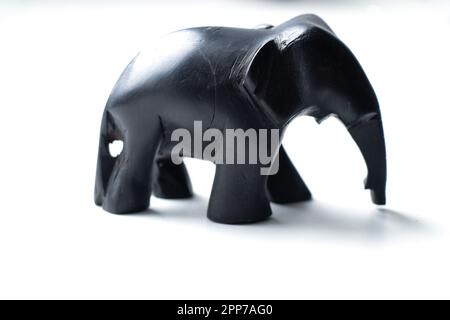 figurine d'éléphant en pierre faite à la main sur un blanc isolé Banque D'Images