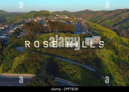 Une vue aérienne de la morgue et du cimetière de Rose Hills Memorial Park, le jeudi 20 avril 2023, à Whittier, Etalonnage Banque D'Images