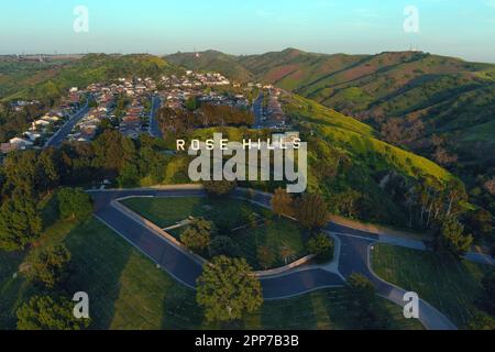 Une vue aérienne de la morgue et du cimetière de Rose Hills Memorial Park, le jeudi 20 avril 2023, à Whittier, Etalonnage Banque D'Images